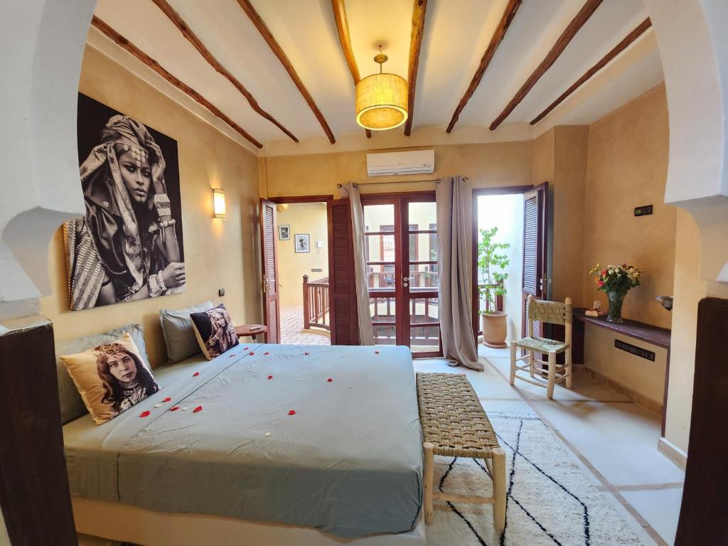 une chambre avec un grand lit dans une pièce dans l'établissement Riad Mumtaz Marrakech, à Marrakech