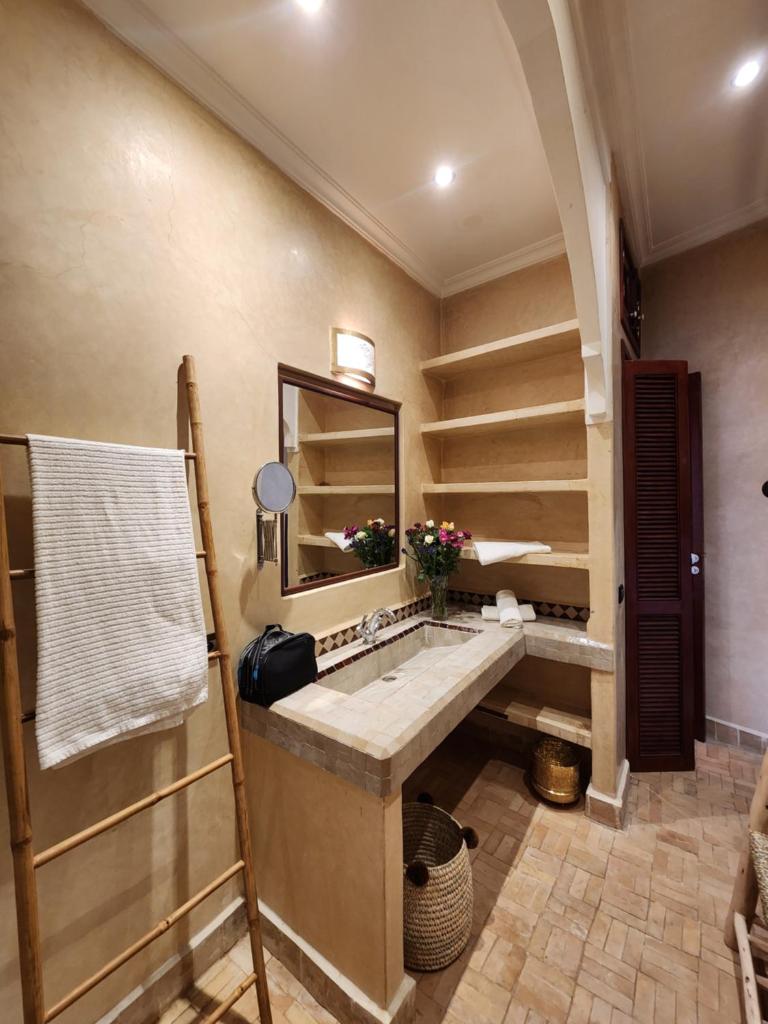 une salle de bain avec un lavabo et un miroir dans l'établissement Riad Mumtaz Marrakech, à Marrakech 37 autres photos
