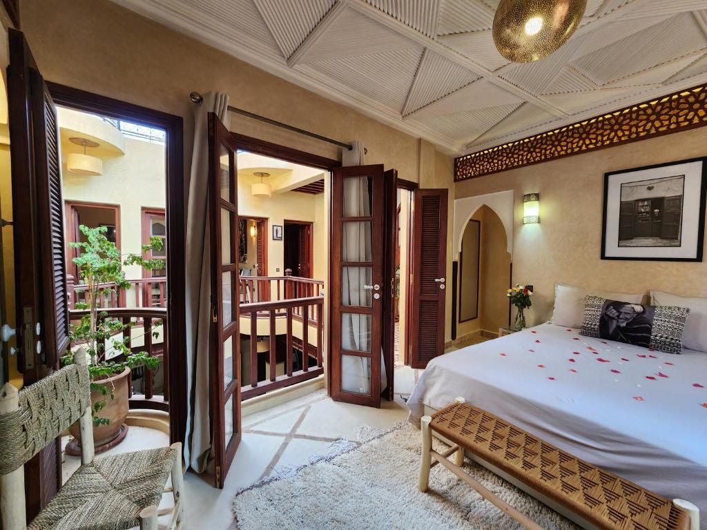 une chambre avec un lit et un balcon dans l'établissement Riad Mumtaz Marrakech, à Marrakech
