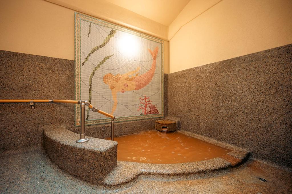 - une petite piscine d'eau dans une chambre avec un tableau dans l'établissement Hotel Hanakoyado, à Kobe