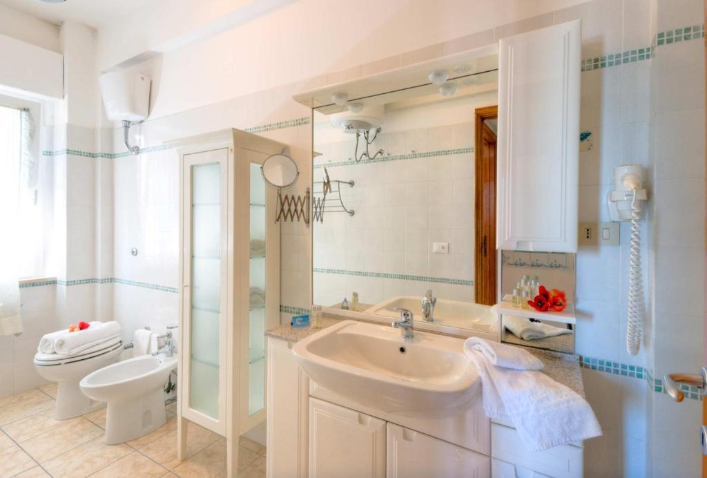 une salle de bain avec un lavabo et des toilettes dans l'établissement Il Conero Mare, à Numana 132 autres photos