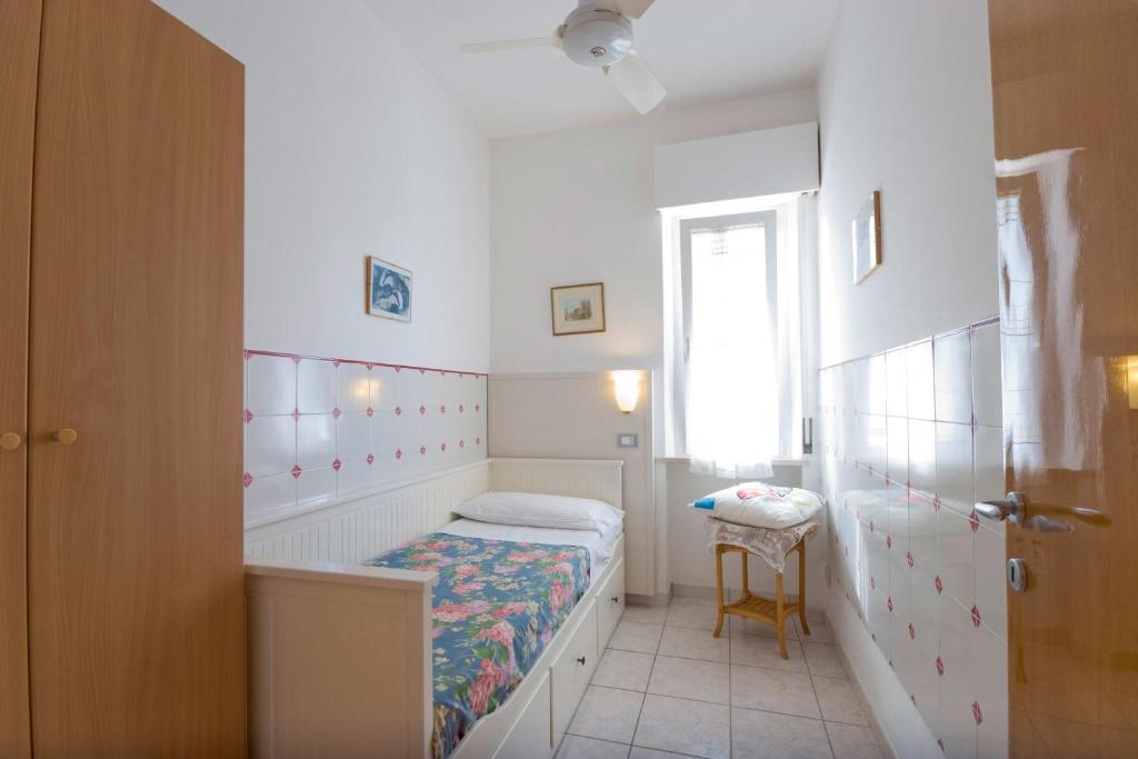 une petite chambre avec un lit et une fenêtre dans l'établissement Il Conero Mare, à Numana