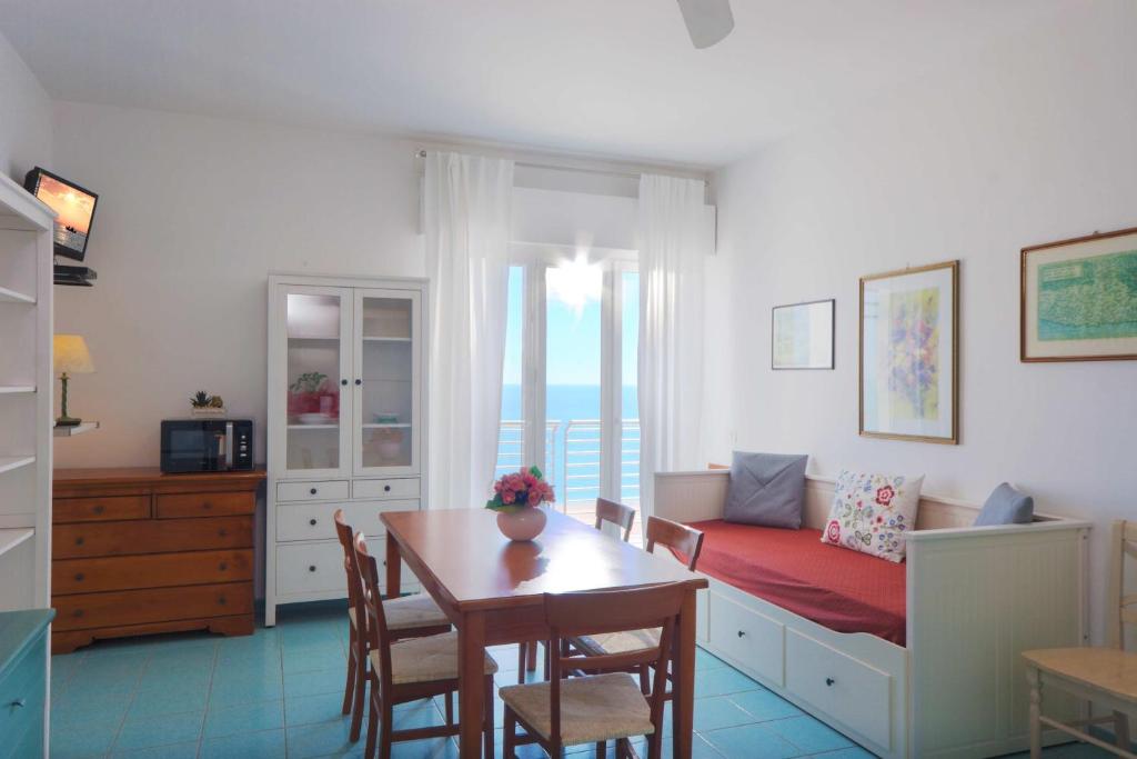 un salon avec une table et un canapé dans l'établissement Il Conero Mare, à Numana