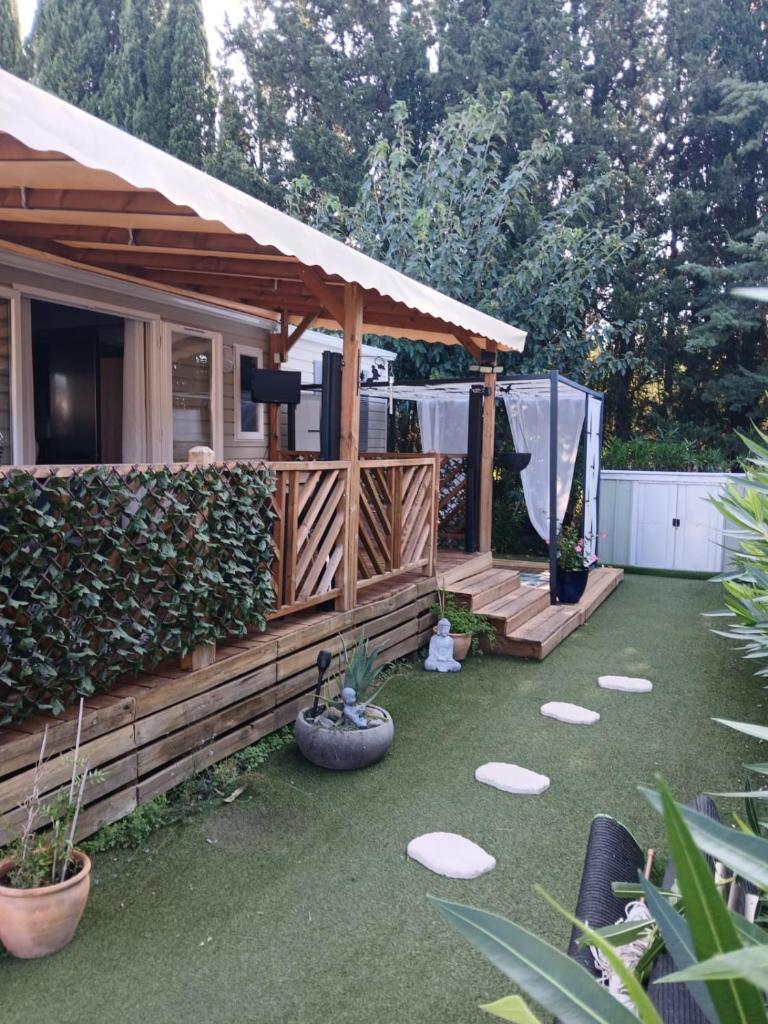 une arrière-cour avec un kiosque et quelques plantes dans l'établissement Oasis de détente, à Fréjus