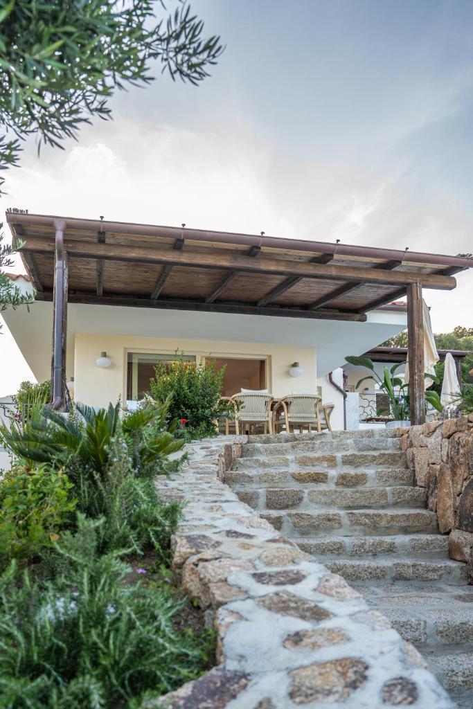 une terrasse avec une pergola en bois et des escaliers. dans l'établissement Villa Gerani Luxus mit Meerblick, à Porto Rafael