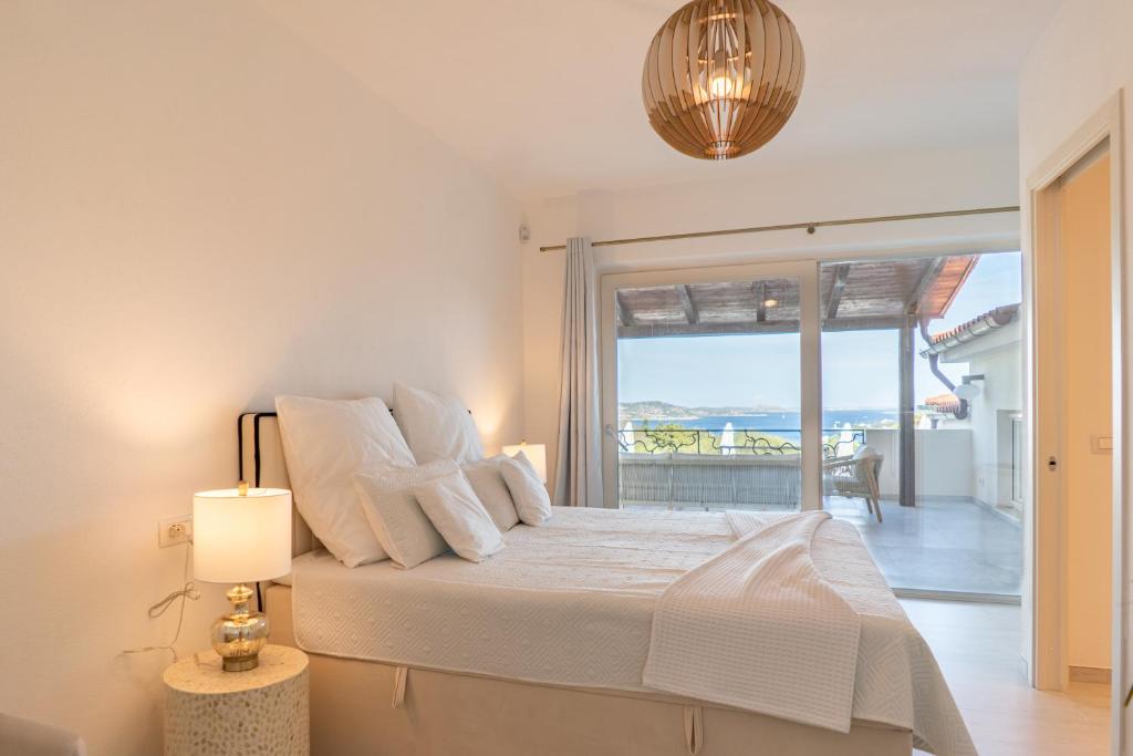 une chambre avec un lit avec vue sur l'océan dans l'établissement Villa Gerani Luxus mit Meerblick, à Porto Rafael