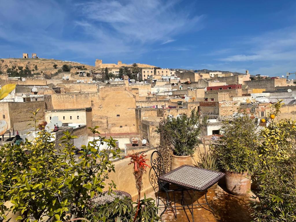 - un balcon avec une table et une vue sur la ville dans l'établissement Dar Attajalli, à Fès 37 autres photos