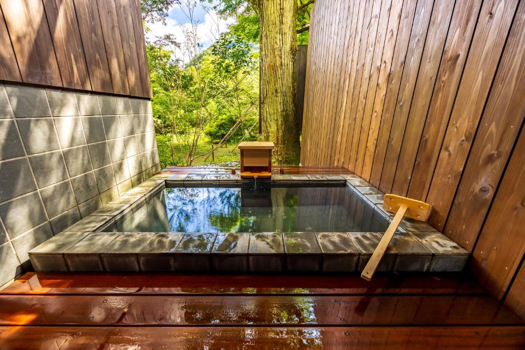 un bain à remous dans l'établissement Matsuzakaya Honten, à Hakone