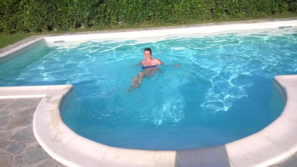 un homme nage dans une piscine dans l'établissement Villa In Lucca, à Lucques 22 autres photos