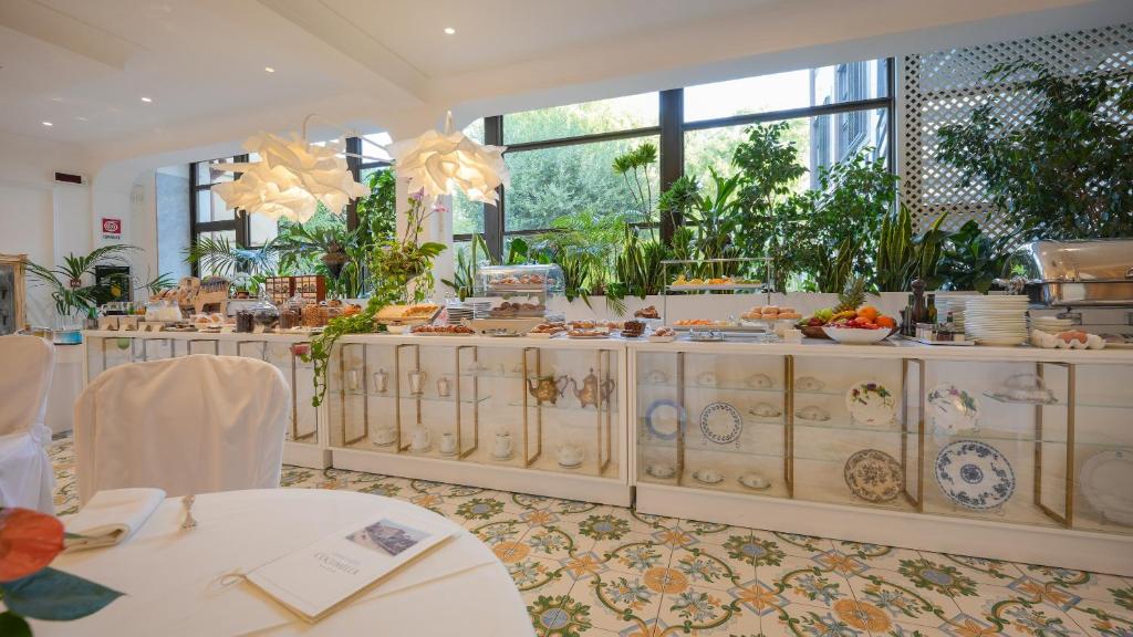 un restaurant avec un buffet composé de plats dans l'établissement Grand Hotel Cocumella, à Sant'Agnello