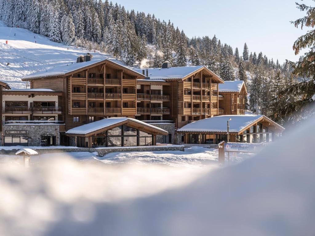 un lodge de ski dans la neige dans l'établissement MGM Hôtels & Résidences - Résidence Le Hameau de l'Ours, à Manigod