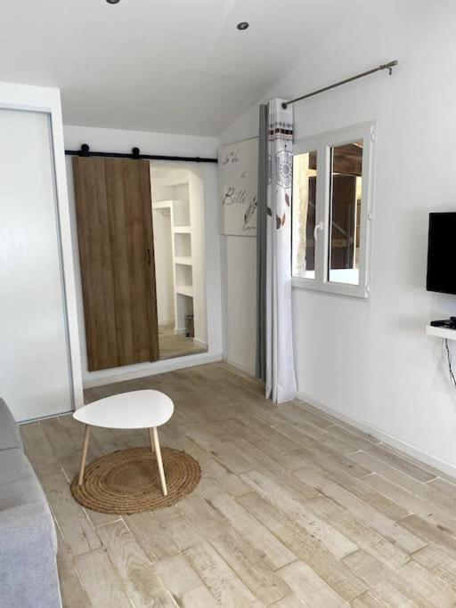 un salon avec une table et une chaise dans l'établissement Hacienda, à Lorgues