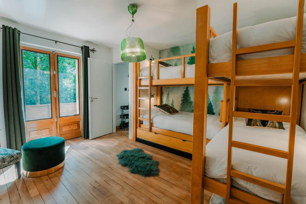- une chambre avec des lits superposés et un salon dans l'établissement Au pied du télécabine & gare St Gervais, à Saint-Gervais-les-Bains
