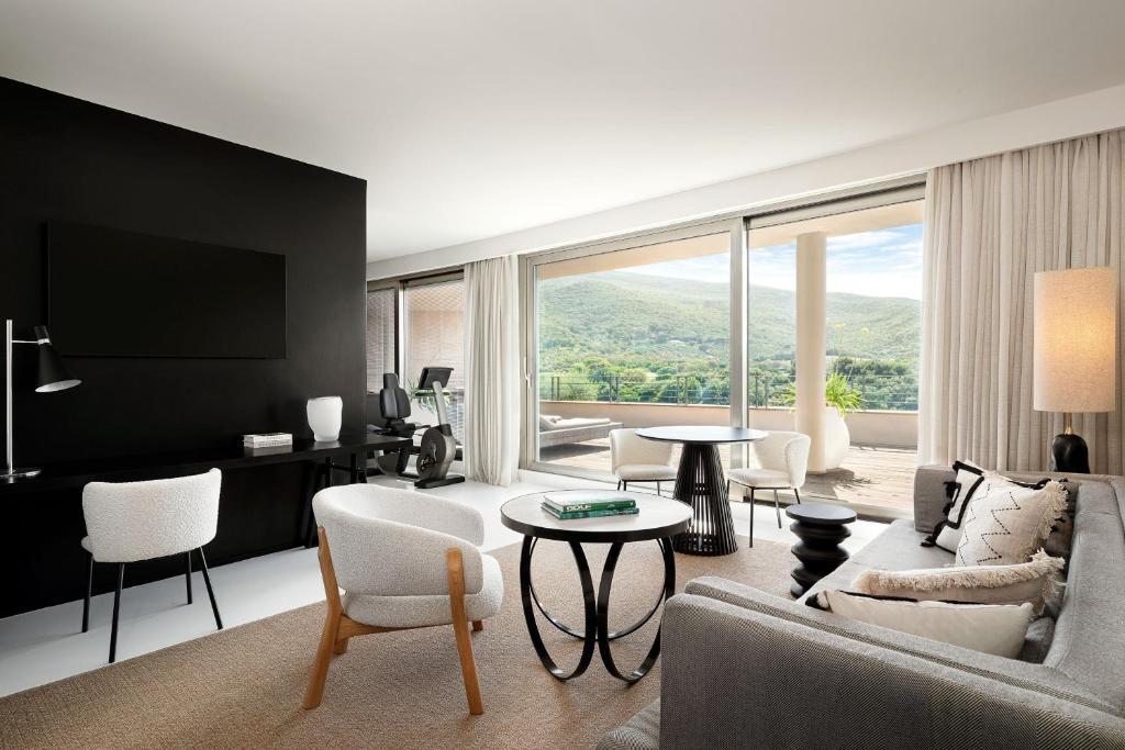 un salon avec un canapé et une table dans l'établissement Argentario Golf & Wellness Resort, Autograph Collection, à Porto Ercole