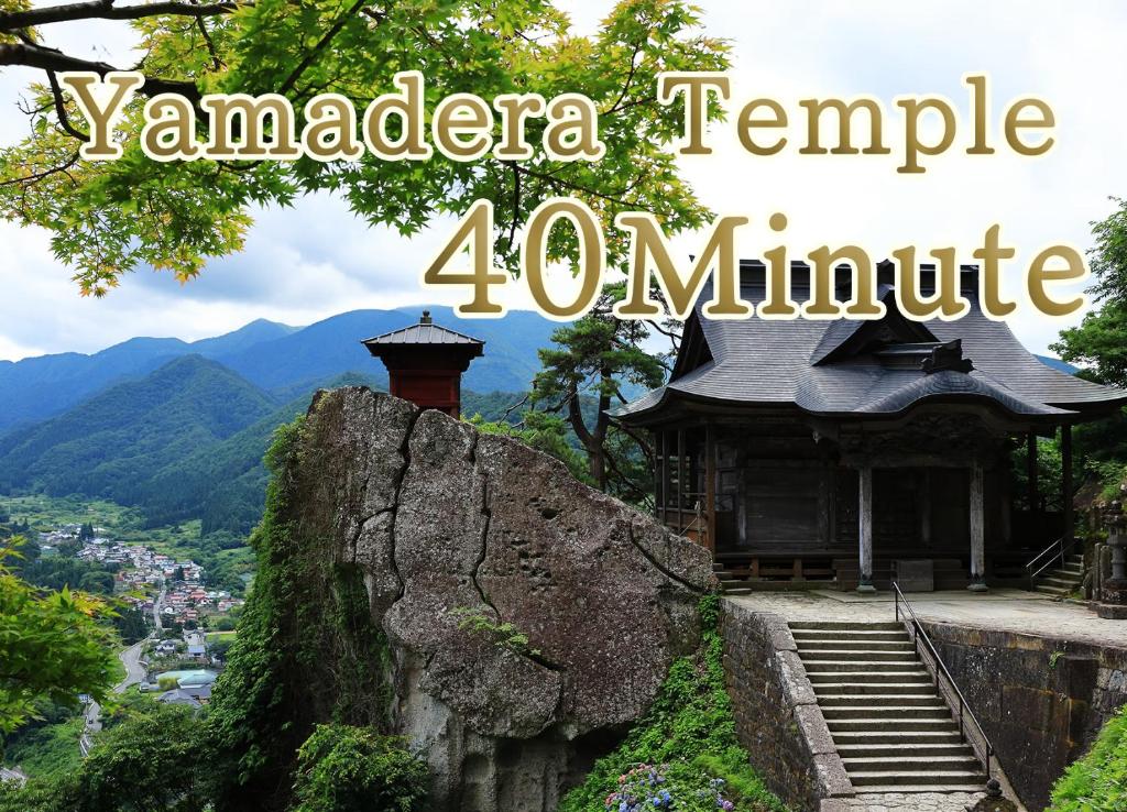 un temple au sommet d'un rocher avec une montagne dans l'établissement Oyado Morinone, à Kaminoyama