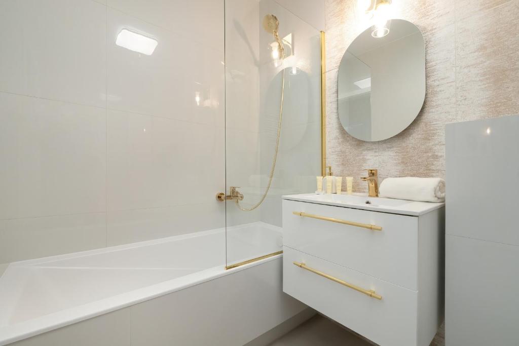 Exceptional Apartment with Parking by Noclegi Renters 3