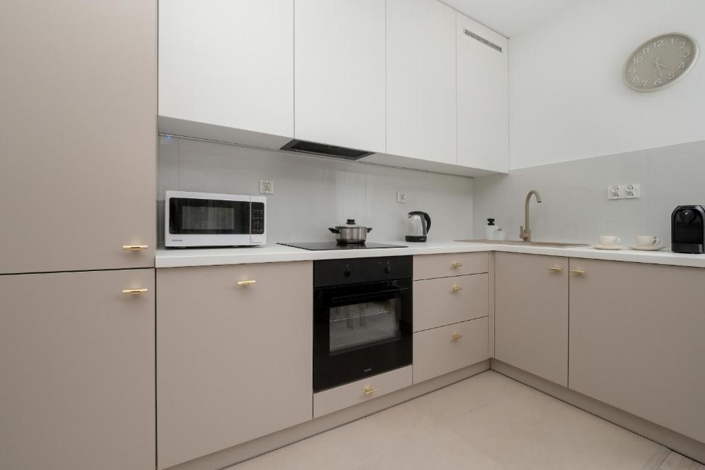 Exceptional Apartment with Parking by Noclegi Renters 4