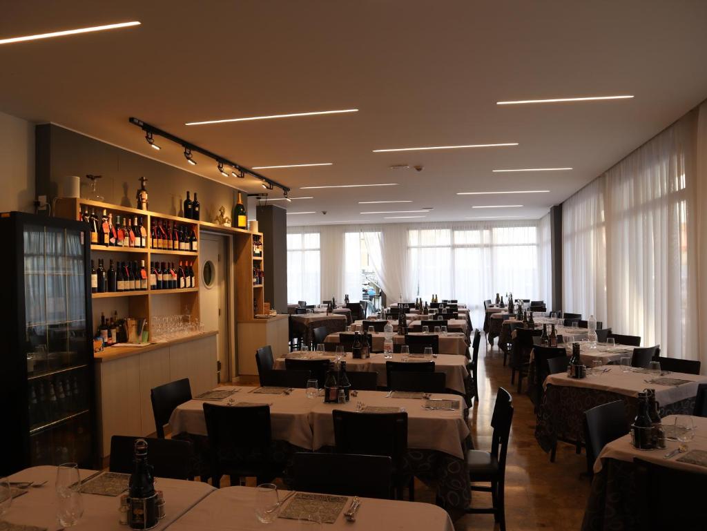 une salle à manger remplie de tables et de chaises dans l'établissement Hotel Antille e Azzorre, à Lido di Jesolo