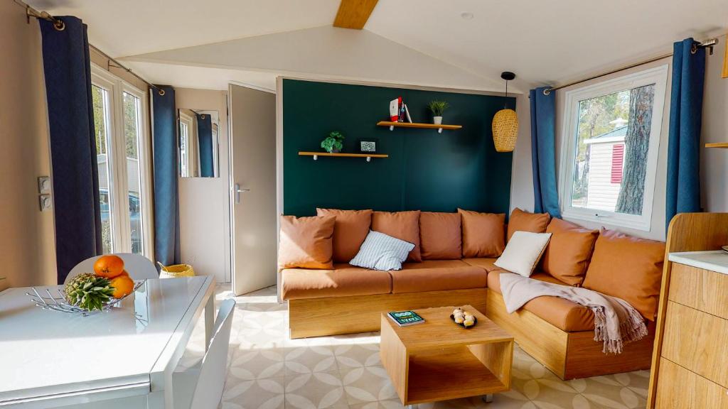 un salon avec un canapé et une table dans l'établissement Camping Officiel Siblu La Pointe, à Capbreton