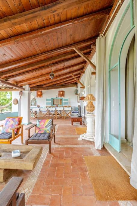 - un salon avec des chaises et des tables sur une terrasse dans l'établissement Villa Mariani - Italian Coastal Charm, à San Felice Circeo 165 autres photos