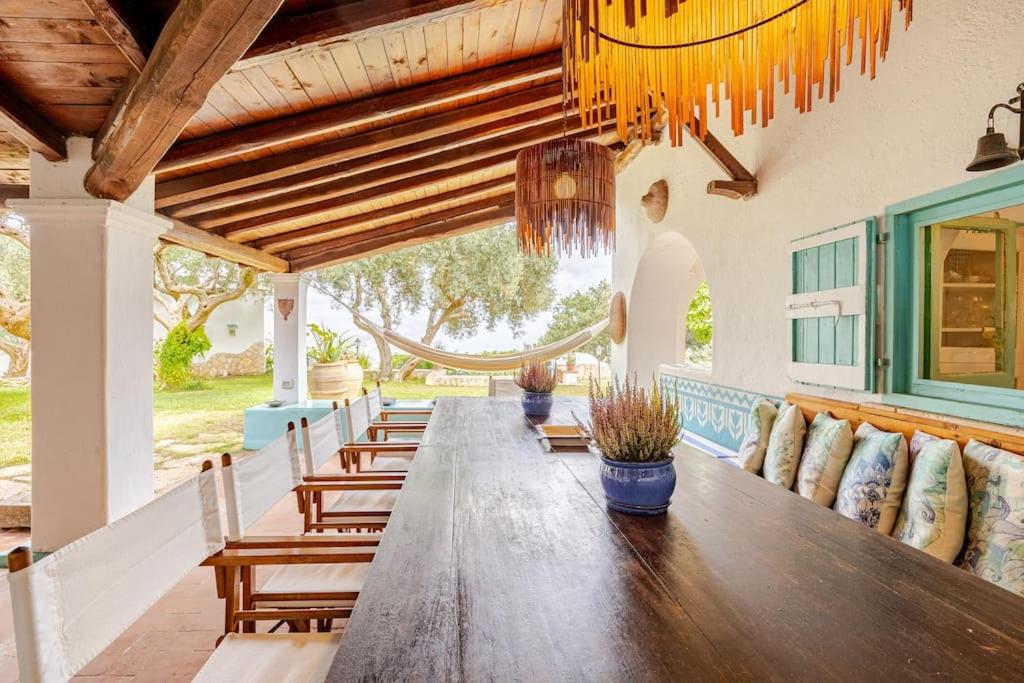 - une longue table en bois dans une chambre avec des chaises dans l'établissement Villa Mariani - Italian Coastal Charm, à San Felice Circeo