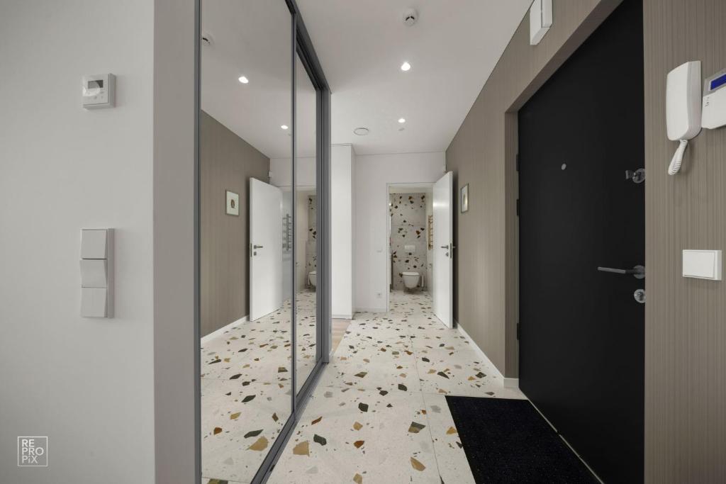Bright 2BR with Private EV Parking, workspace, AC 7