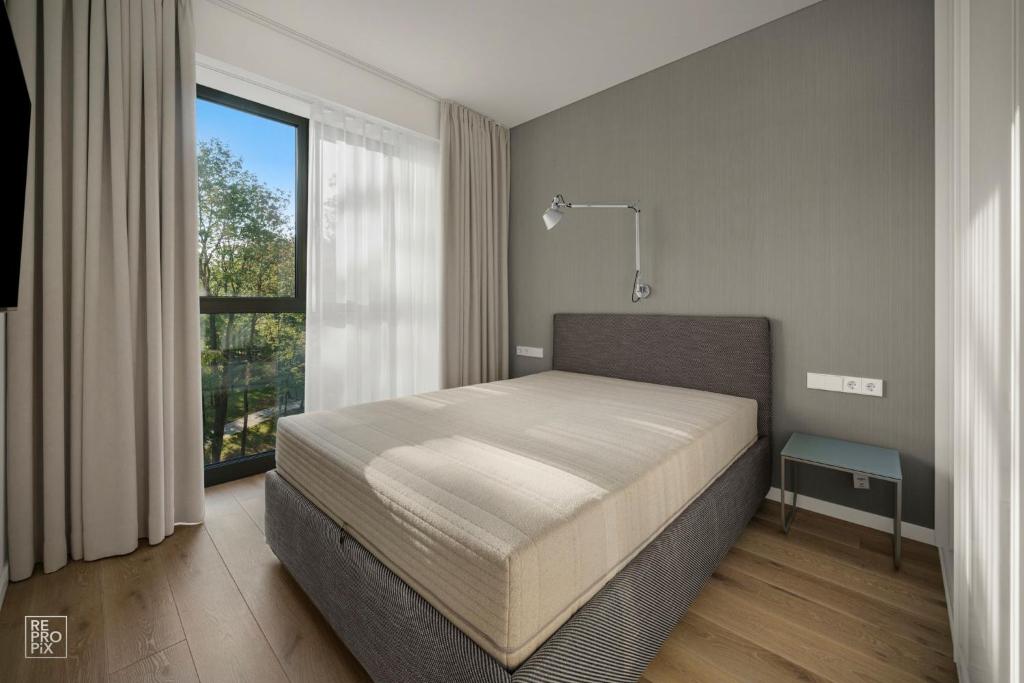Bright 2BR with Private EV Parking, workspace, AC 2