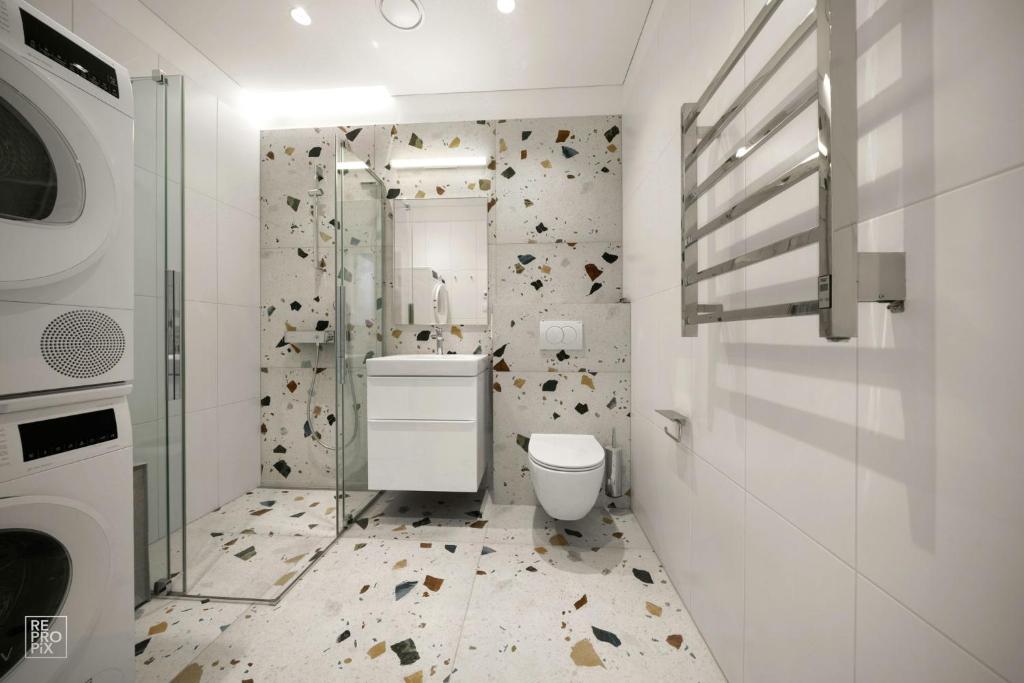 Bright 2BR with Private EV Parking, workspace, AC 8