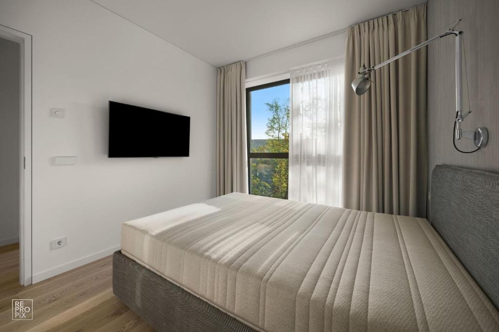 Bright 2BR with Private EV Parking, workspace, AC 5