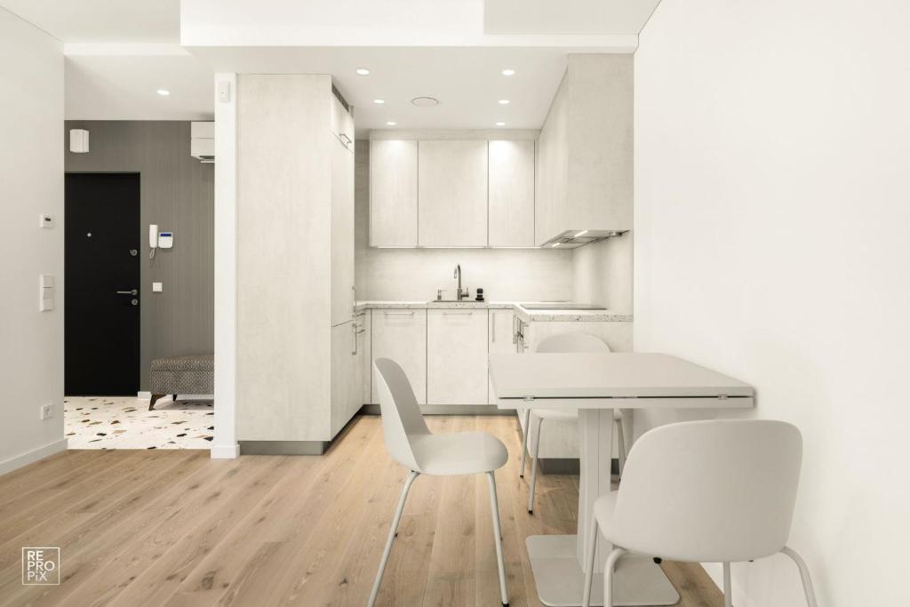 Bright 2BR with Private EV Parking, workspace, AC 4