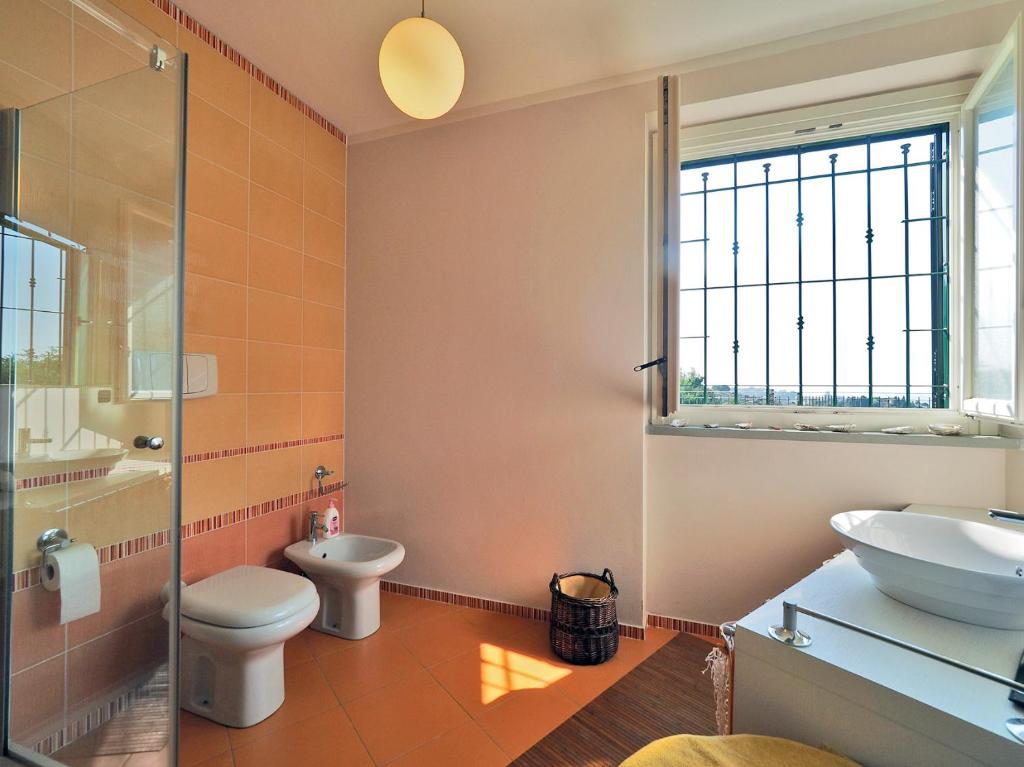 une salle de bain avec toilettes et lavabo dans l'établissement Villa Patrizia, à Lerici