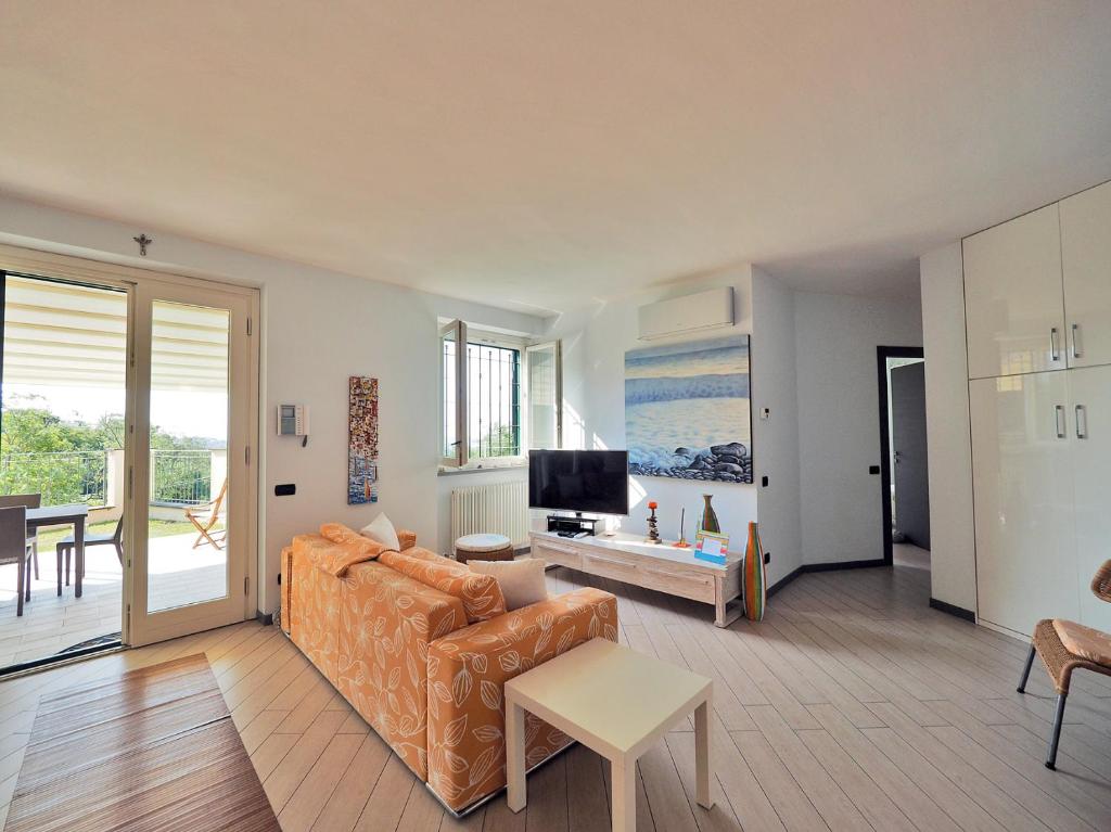 un salon avec un canapé et une télévision dans l'établissement Villa Patrizia, à Lerici