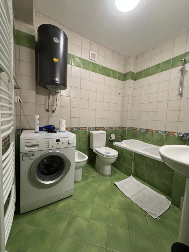 Three Bedroom Apartment Near City Center 3
