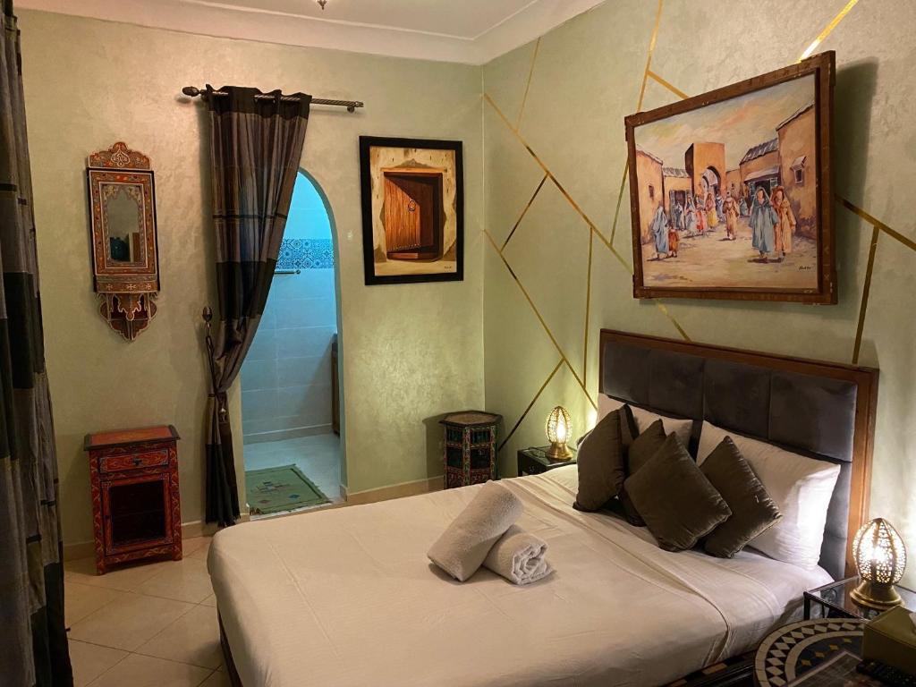 une chambre avec un grand lit blanc et une fenêtre dans l'établissement Riad Lalla Merieme, à Marrakech 37 autres photos