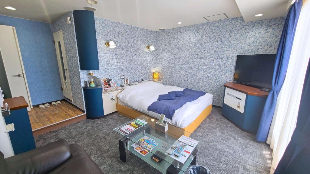 une chambre avec un lit et une télévision dans l'établissement Pal Hotel Isahaya (Love Hotel), à Isahaya