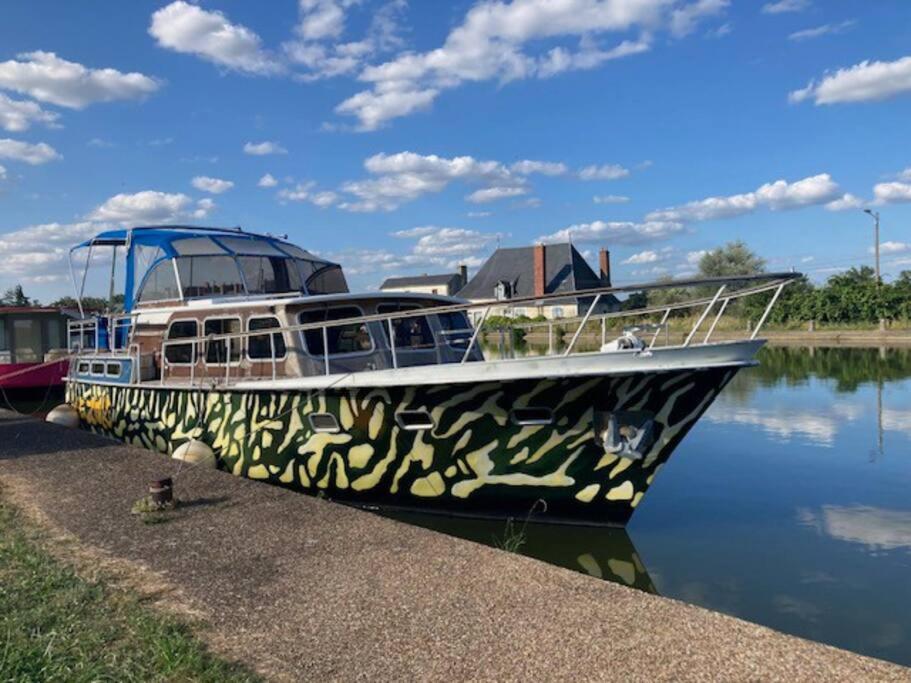 un bateau est amarré dans l'eau dans l'établissement Bateau, à Marseilles-lès-Aubigny