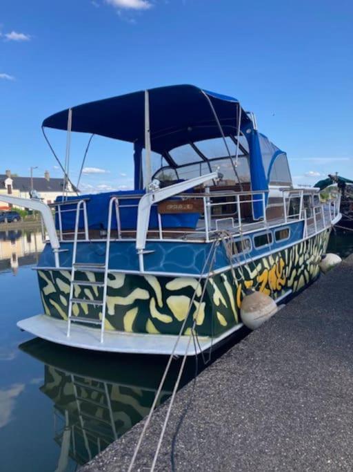 un bateau est amarré à un quai dans l'eau dans l'établissement Bateau, à Marseilles-lès-Aubigny