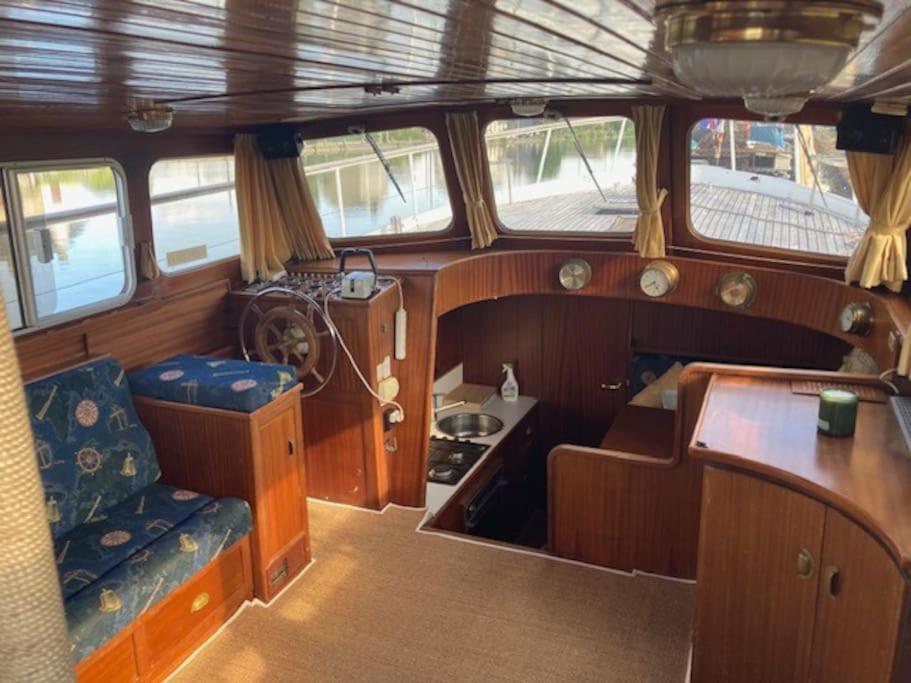 - une vue sur l'intérieur d'un bateau dans l'établissement Bateau, à Marseilles-lès-Aubigny