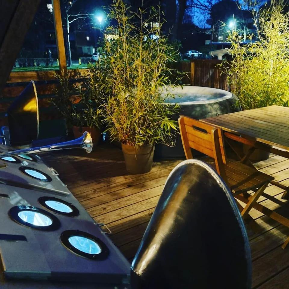 une terrasse avec une table et une chaise dans l'établissement Péniche de charme avec jacuzzi sur canal du midi, à Toulouse