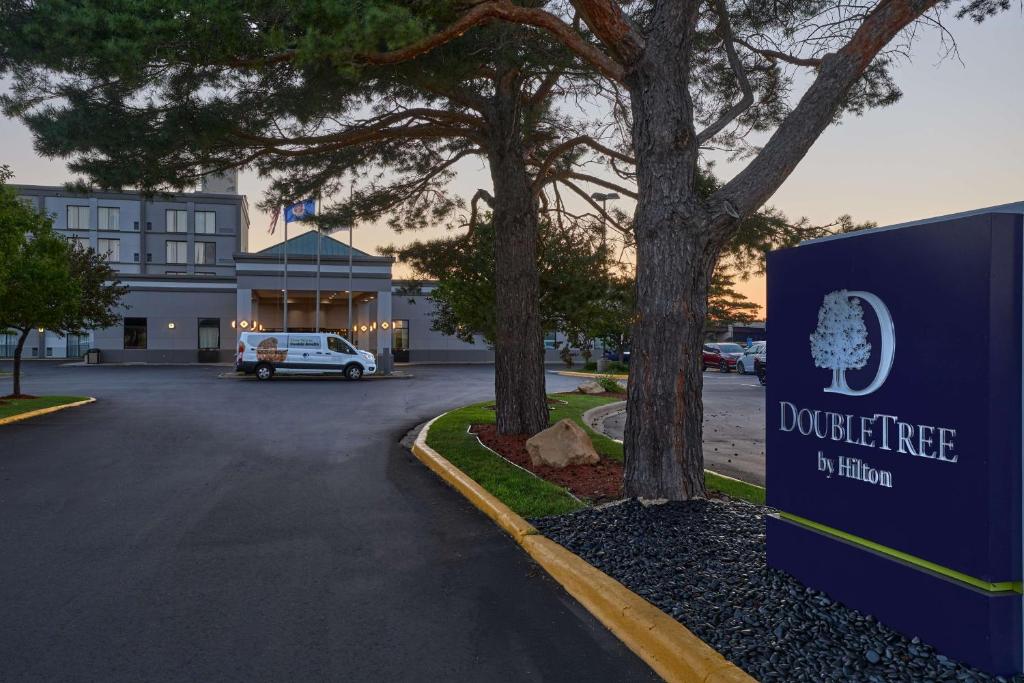 DoubleTree by Hilton Minneapolis Airport, MN Image