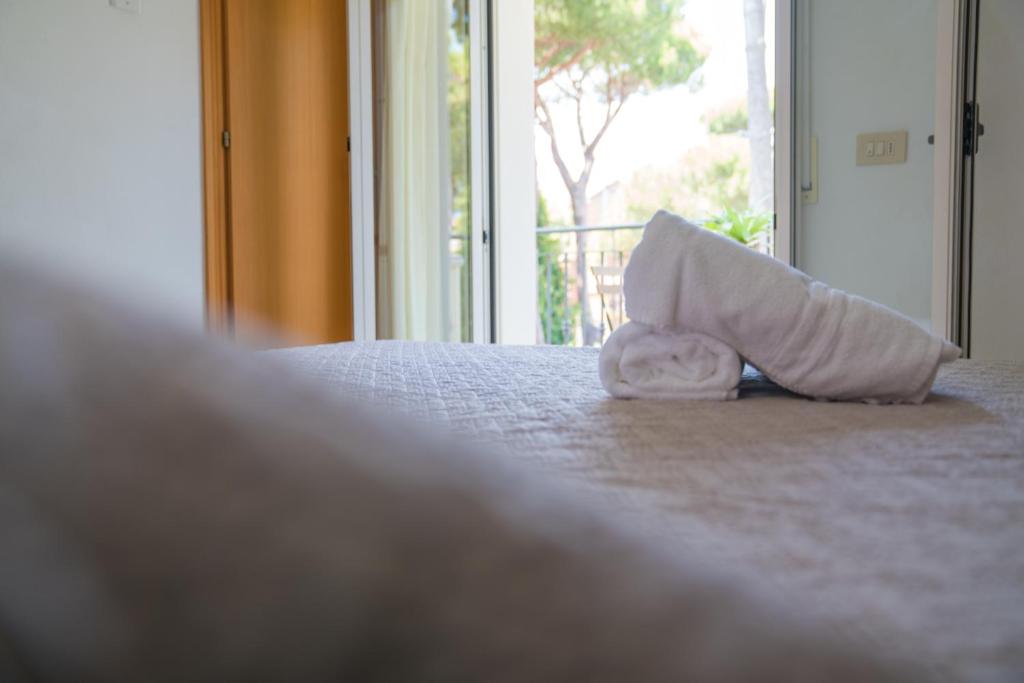 - une serviette assise au-dessus du lit dans l'établissement Hotel Europa Milano Marittima, à Milano Marittima 19 autres photos