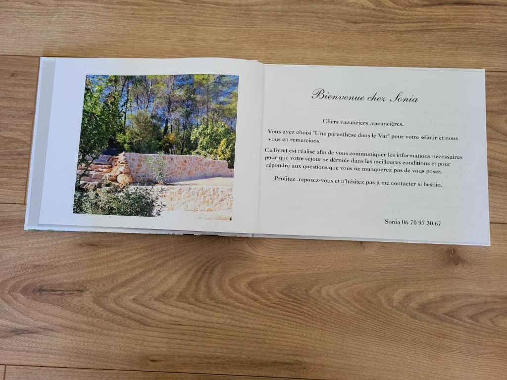 un livre assis au-dessus d'une table en bois dans l'établissement Location gîte dans le var, au Thoronet