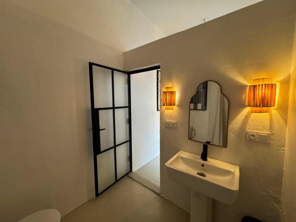 une salle de bain avec un lavabo et un miroir dans l'établissement Riad Ait El Mouden, à Agadir