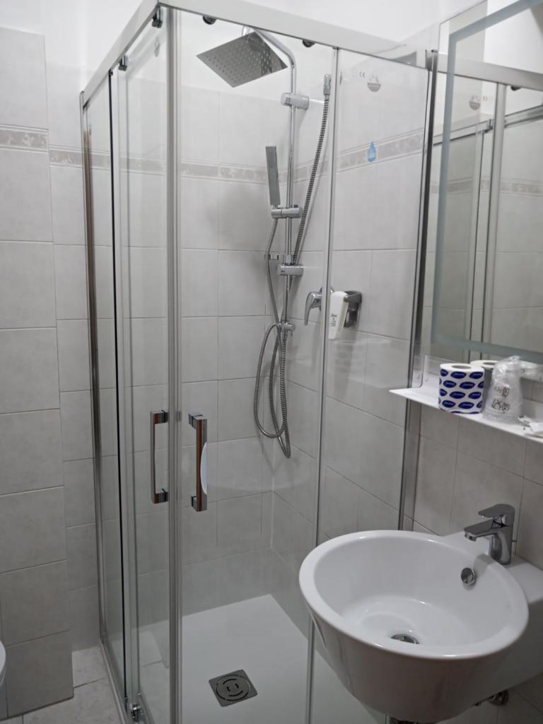 une salle de bain avec douche et lavabo dans l'établissement Hotel San Giorgio, à Vasto
