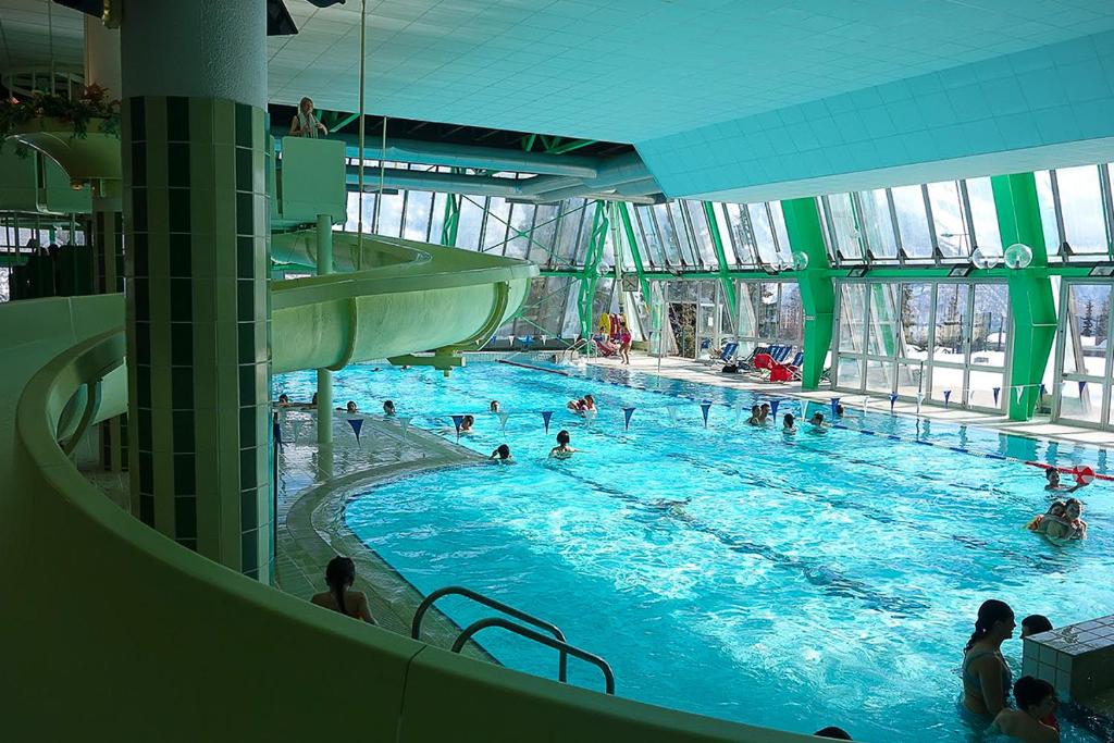 une grande piscine avec de nombreuses personnes dans l'établissement Orcières-Merlette le Panoramic, à Orcières