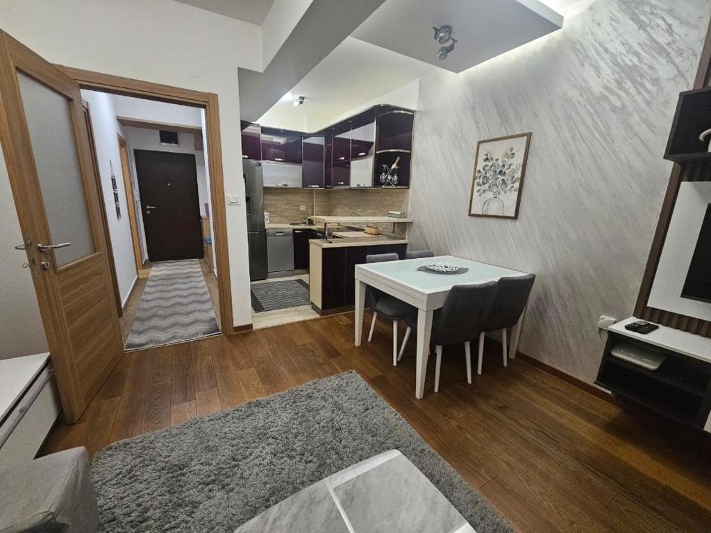 AS Apartment 8