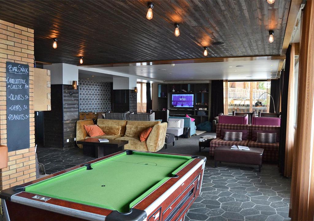 - une salle de billard avec un billard dans l'établissement Langley Hôtel Le Petit Prince, à L'Alpe-d'Huez