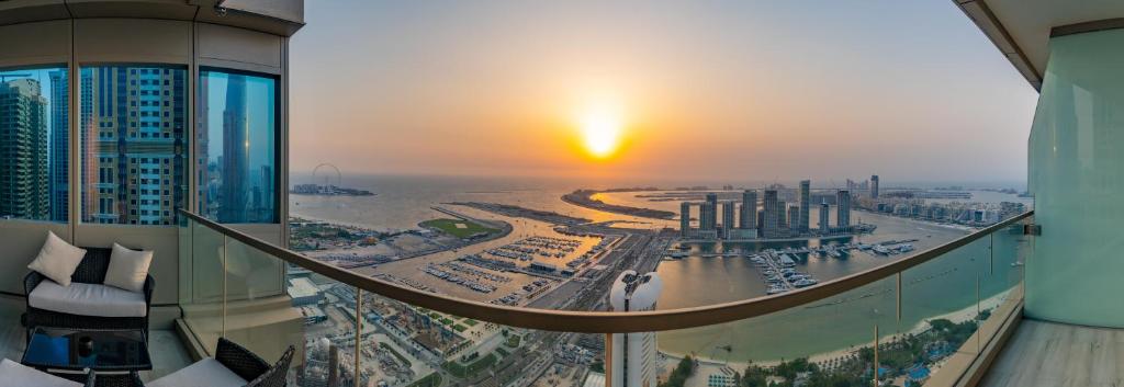The Luxe Marina Experience - Stylish 2BR with Sweeping Balcony Views for Total Relaxation