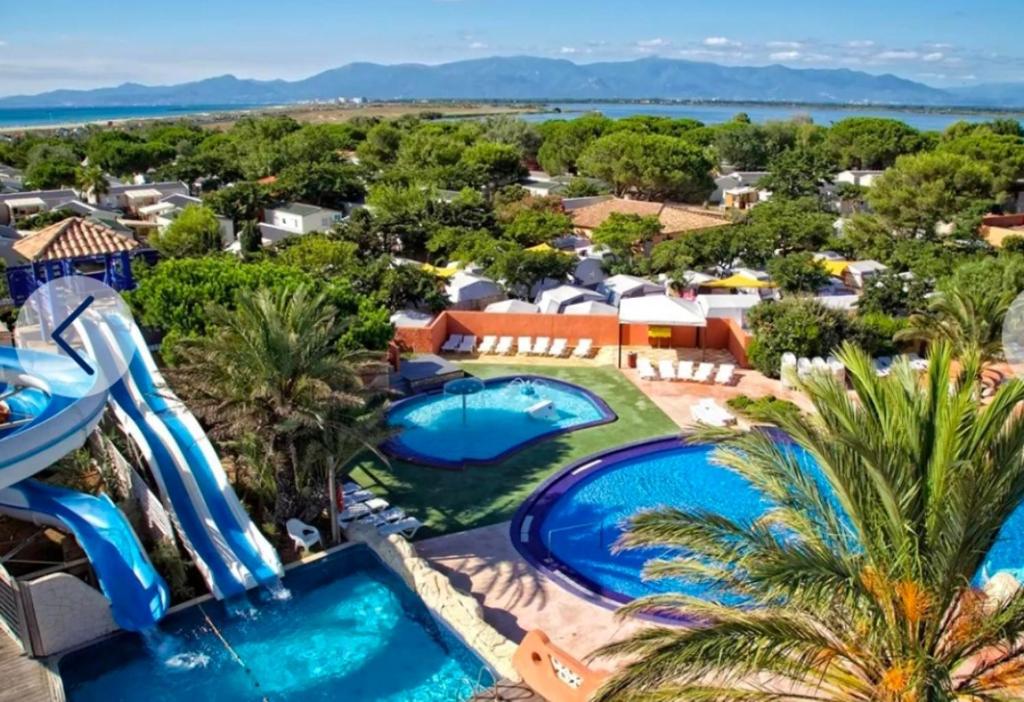 une vue aérienne d'un complexe avec deux piscines dans l'établissement Le Lagon Rose nice bungalow Camping SIBLU le Mar Estang Canet-en-Roussillon, 2 rooms, 2 bathrooms, 2 TV, free WIFI, sheets & towels included, beach at 5 mn walk, à Canet 21 autres photos