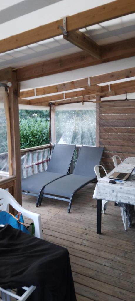 une terrasse avec deux chaises et une table sur un bateau dans l'établissement la réserve, à Gastes